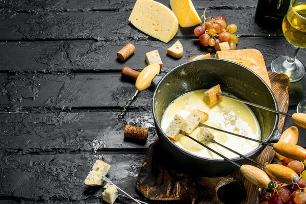 Quels sont les secrets pour préparer une fondue savoyarde authentique dans un chalet-restaurant?